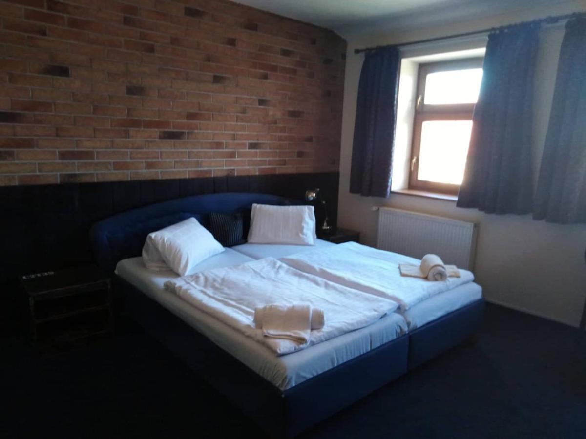 Hotel Chicago Chomutov Zewnętrze zdjęcie