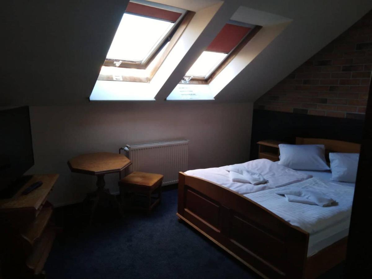 Hotel Chicago Chomutov Zewnętrze zdjęcie
